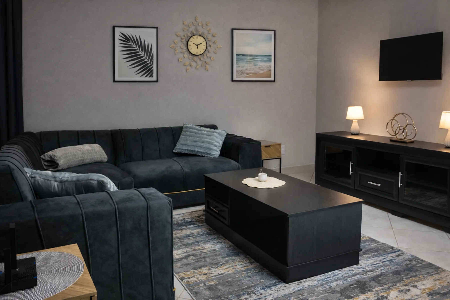 Lounge – smart TV & plush seating